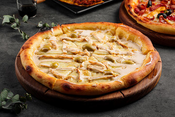 Appetizing chicken pizza with olives