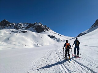 Fototapeta na wymiar Ski touring in the beautiful Swiss mountains. Fantastic landscape to enjoy Passion. Snow und sun. Winter Sport.