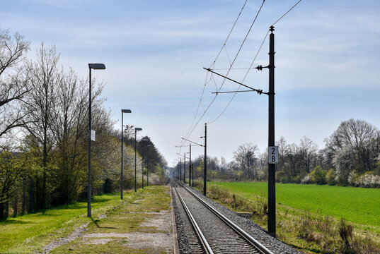Rudolfsbahn, Bahnlinie, Herzograd, Gleis, Schiene, Eisenbahn, Bahnlinie, St. Valentin, Sankt Valentin, Schotter, Schotterbett, Oberleitung, Oberleitungsmast, elektrifiziert, Strom, Mast, Zug, Schienen