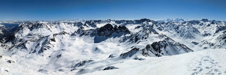 Fototapeta na wymiar Skitour in Davos. Ski touring on the big Schwarzhorn 3145m. Wonderful winter tour to the summit above the Fluelapass between Davos und Engadine. Skimo. Fantastic view