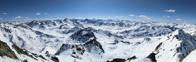 Obraz premium Large mountain panorama on the Gorihorn Isentallispitz with a view of many mountain peaks in Davos Klosters. Ski touring in winter.