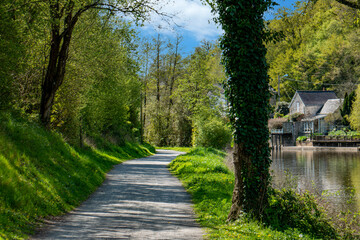 chemin de halage le long d'une rivière