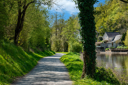chemin de halage le long d'une rivi&egrave;re