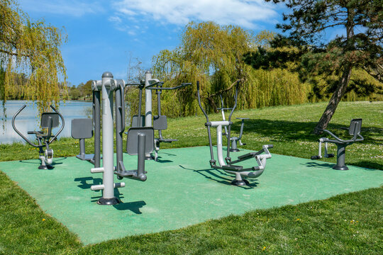 aire de fitness ext&eacute;rieur dans un parc