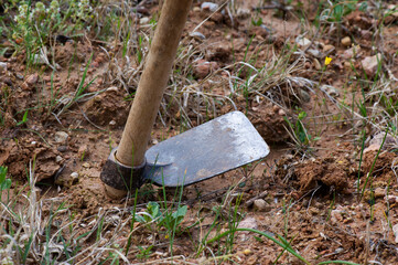 Azada sobre tierra de huerto