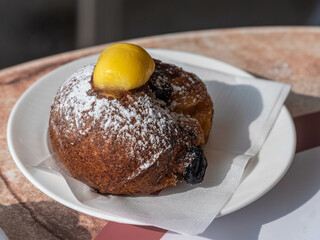Venezianischer Faschingskrapfen (Fritelle) mit Vanillecreme