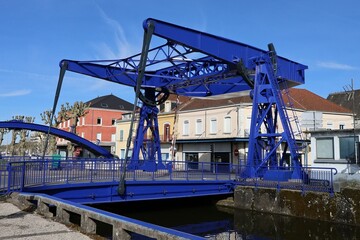 Le pont basculant ou pont levant sur le canal du centre, ville de Montceau Les Mines, département...