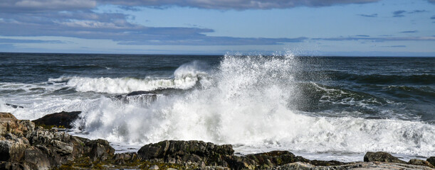 Ocean waves crashing against the rocks on the ocean shore