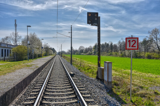 Rudolfsbahn, Bahnlinie, Herzograd, Gleis, Schiene, Eisenbahn, Bahnlinie, St. Valentin, Sankt Valentin, Schotter, Schotterbett, Oberleitung, Oberleitungsmast, elektrifiziert, Strom, Mast, Zug, Schienen