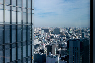 オフィスビルの窓から見る都市景観