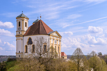 Fototapeta na wymiar Wallfahrtskirche Marienberg im Frühjahr bei Sonnenschein und Wolken
