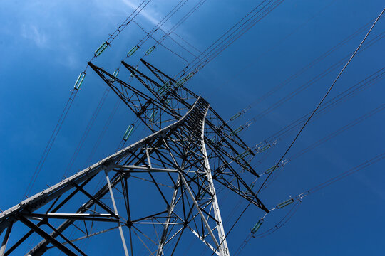 Pyl&ocirc;ne m&eacute;tallique &agrave; triangles portant des c&acirc;bles &eacute;lectriques a&eacute;riens de lignes &agrave; haute tension