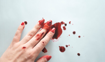 weibliche Hand mit Blutflecken