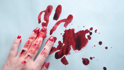 weibliche Hand mit Blutflecken