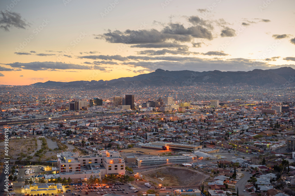 Wall mural El Paso Texas with Ciudad Juarez( Mexico) skyline at dusk