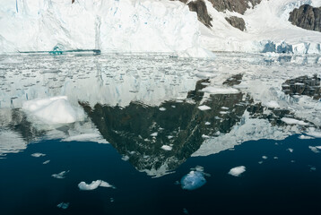 Paradise bay glaciers and mountains, Antartic peninsula, Antartica..