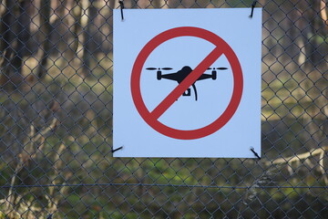 No drone zone warning sign on wire mesh fence - drone flying prohibited, Stogi, Gdańsk, Poland - obrazy, fototapety, plakaty