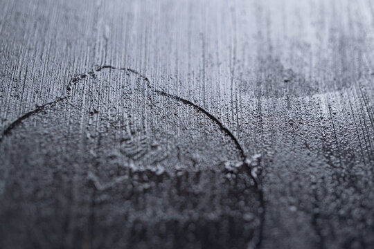 Detalle de fondo texturizado grunge de pintura negra sobre madera