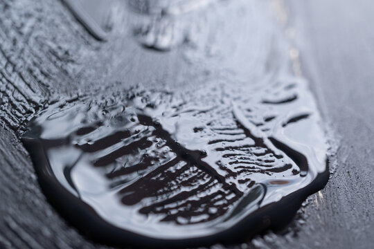 Detalle de fondo texturizado grunge de pintura negra sobre madera