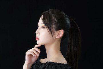 Obraz premium 若い女性と黒背景