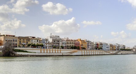 Fototapeta premium Séville: palais de San Telmo et berges du Guadalquivir avec le quartier de Triana en Andalousie dans le sud de l'espagne