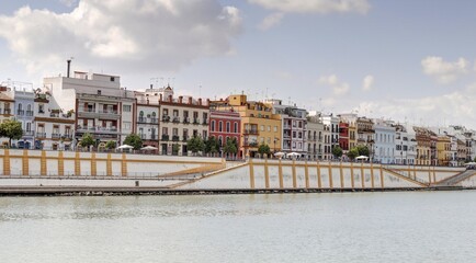 Fototapeta premium Séville: palais de San Telmo et berges du Guadalquivir avec le quartier de Triana en Andalousie dans le sud de l'espagne