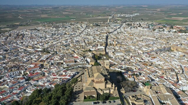 survol de la commune d'Osuna pr&egrave;s de S&eacute;ville en Andalousie