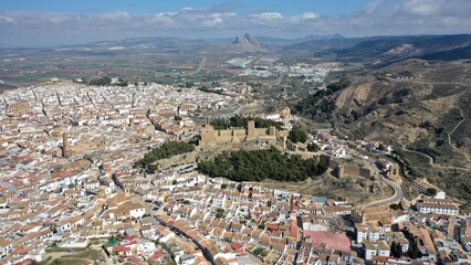 survol de la ville d'Antequera en Andalousie et de son château, province de Malaga