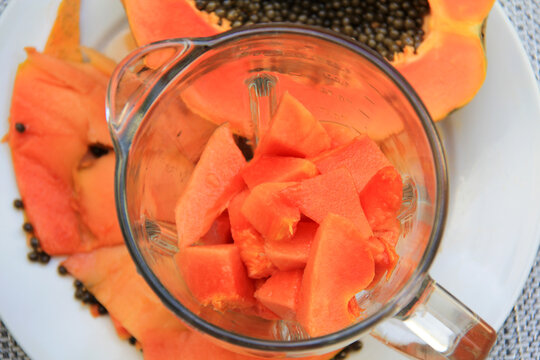papaya in blender, organic fruit, natural food, lechosa, fruta