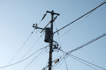 青空に電柱と電線