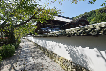 Fototapeta premium 天野山金剛寺 境内の白塀 大阪府河内長野市天野町