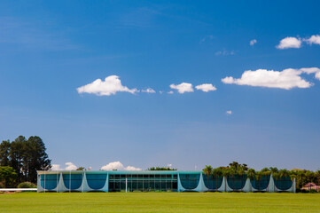 pal&aacute;cio da alvorada, resid&ecirc;ncia oficial do presidente da rep&uacute;blica do brasil em brasilia, distrito federal, brasil