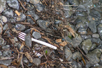 tenedor de plástico tirado en la tierra
