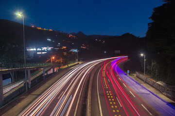 Fototapeta na wymiar Luces de la autopista BR-040 en Itaipava - Petrópolis, Brasil