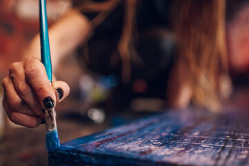 Obraz premium Woman artist hand holding colorful paintbrushes while painting