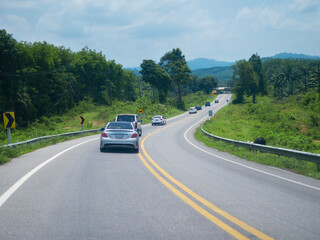 Cars are rushing out to the provinces to travel during the holidays.