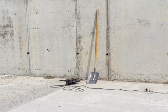 removing traces of concrete mortar from walls and ceilings, cleaning the structure with an impact drill and chisel
