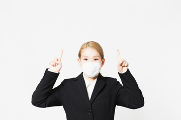 マスクを着けたポイントを示す若い女性