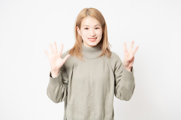 手で数字を表す若い女性