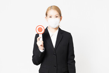 OKのプレートを見せる若い女性