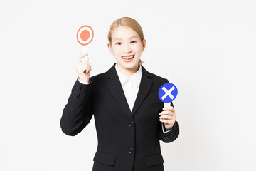 OKのプレートを見せる若い女性