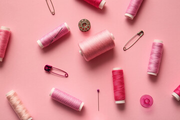Composition with thread spools on color background