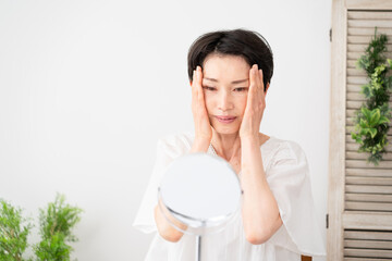 スキンケアをするシニア女性のビューティーイメージ
