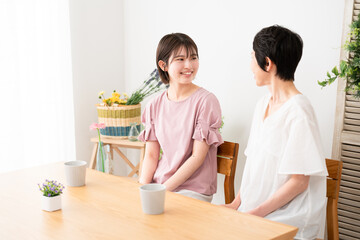仲良く話し合う母と娘