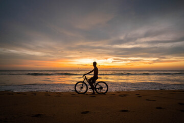 Fototapeta premium beautiful sunset and orange sky by the sea
