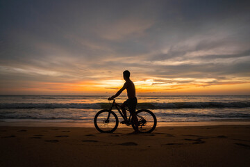 Fototapeta na wymiar beautiful sunset and orange sky by the sea