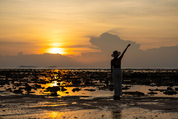 Fototapeta premium beautiful sunset and orange sky by the sea