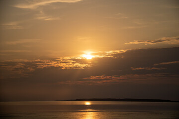湖に沈む綺麗な夕陽
