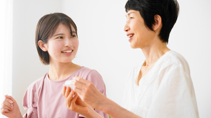 母親に勉強を教えてもらう娘