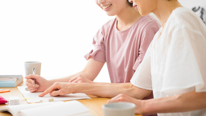母親に勉強を教えてもらう娘